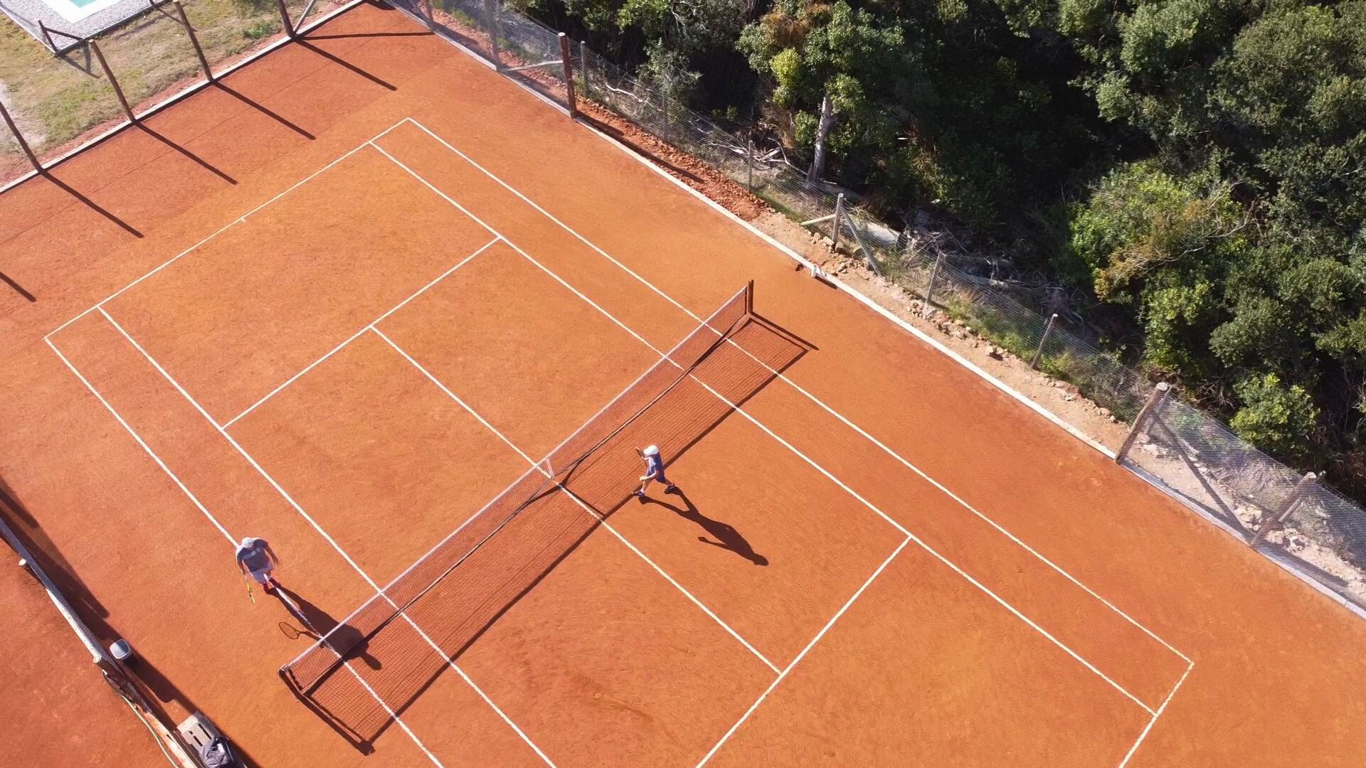 Partido en una cancha de polvo de ladrillo
